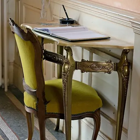 Chateau De Calmels Bed & Breakfast