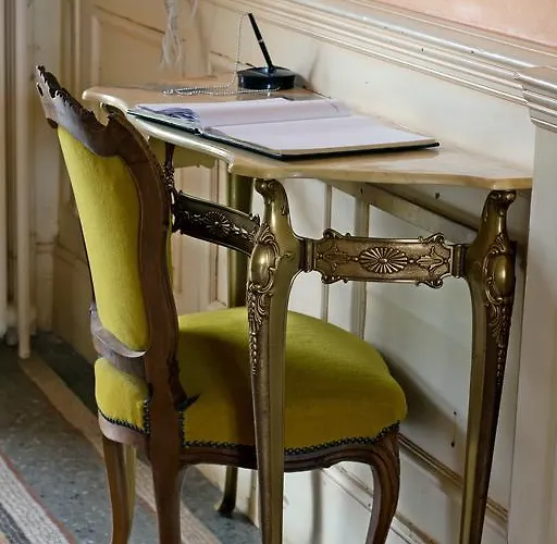 Chateau De Calmels Bed & Breakfast